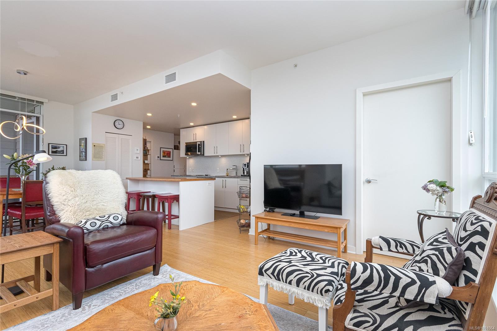 406-391 Tyee Rd — listing photo 10 of 38