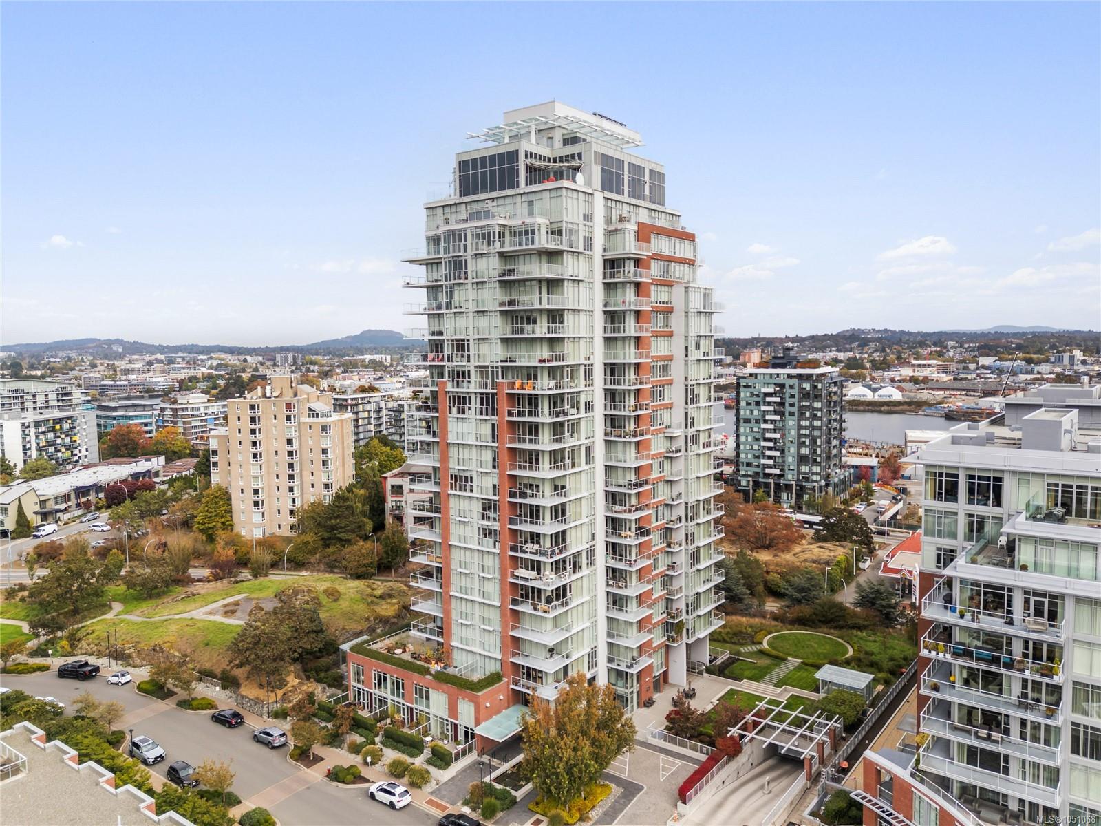 501-83 Saghalie Rd — listing photo 2 of 38