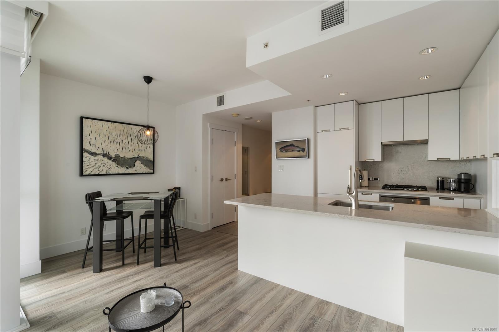 501-83 Saghalie Rd — listing photo 12 of 38