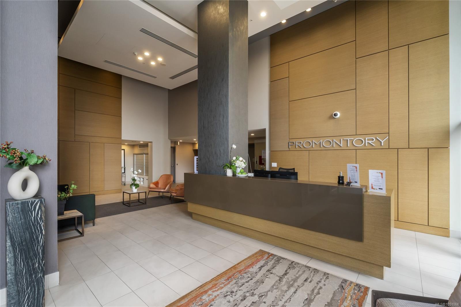 501-83 Saghalie Rd — listing photo 3 of 38