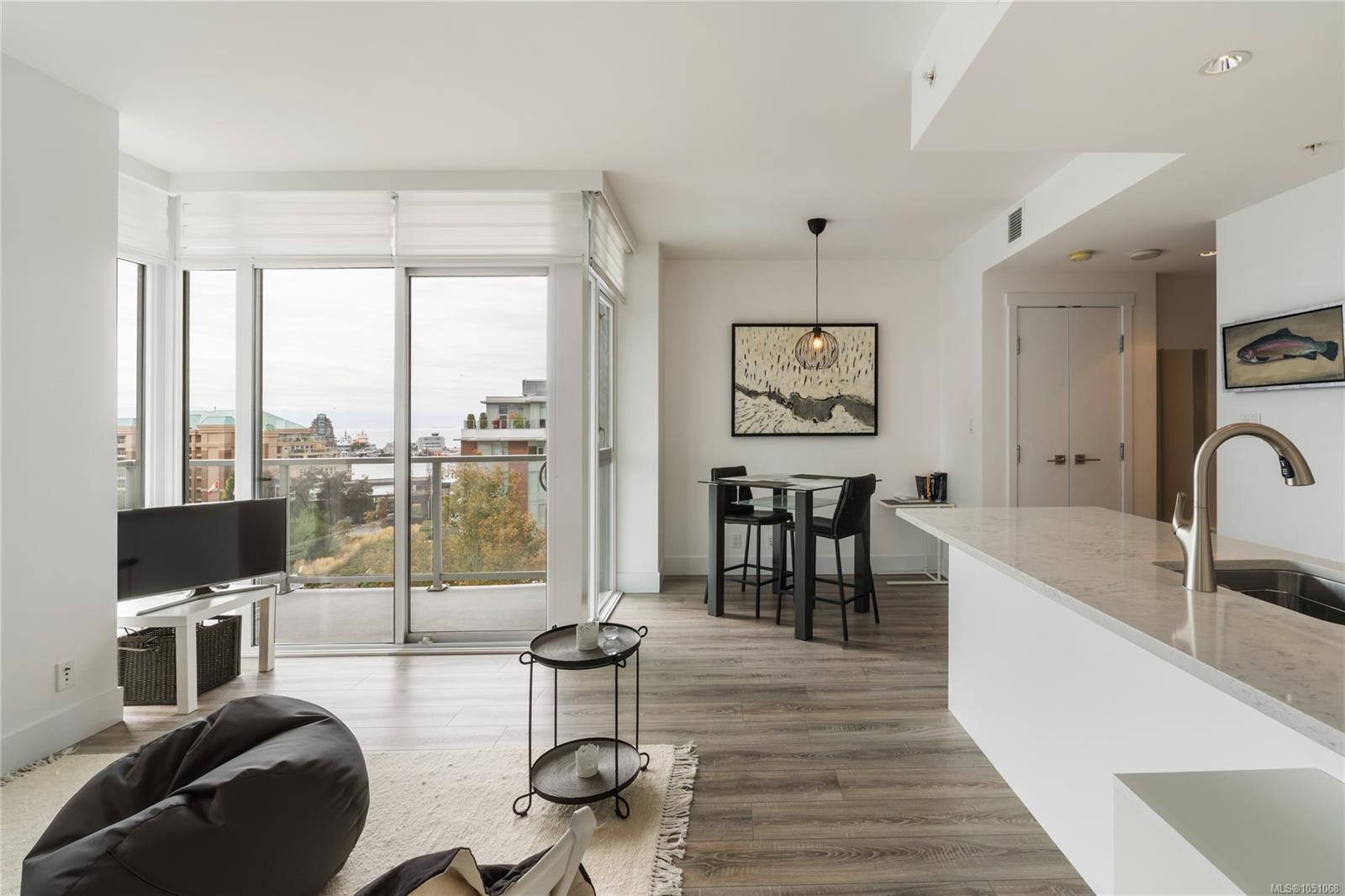 501-83 Saghalie Rd — listing photo 5 of 38