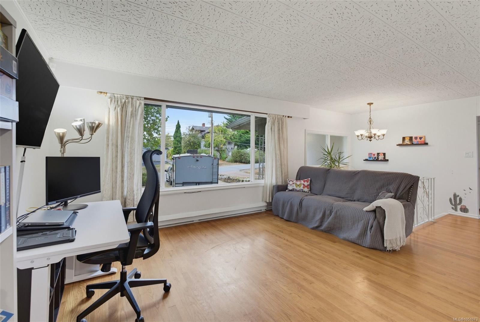 14 Eaton Ave — listing photo 3 of 40