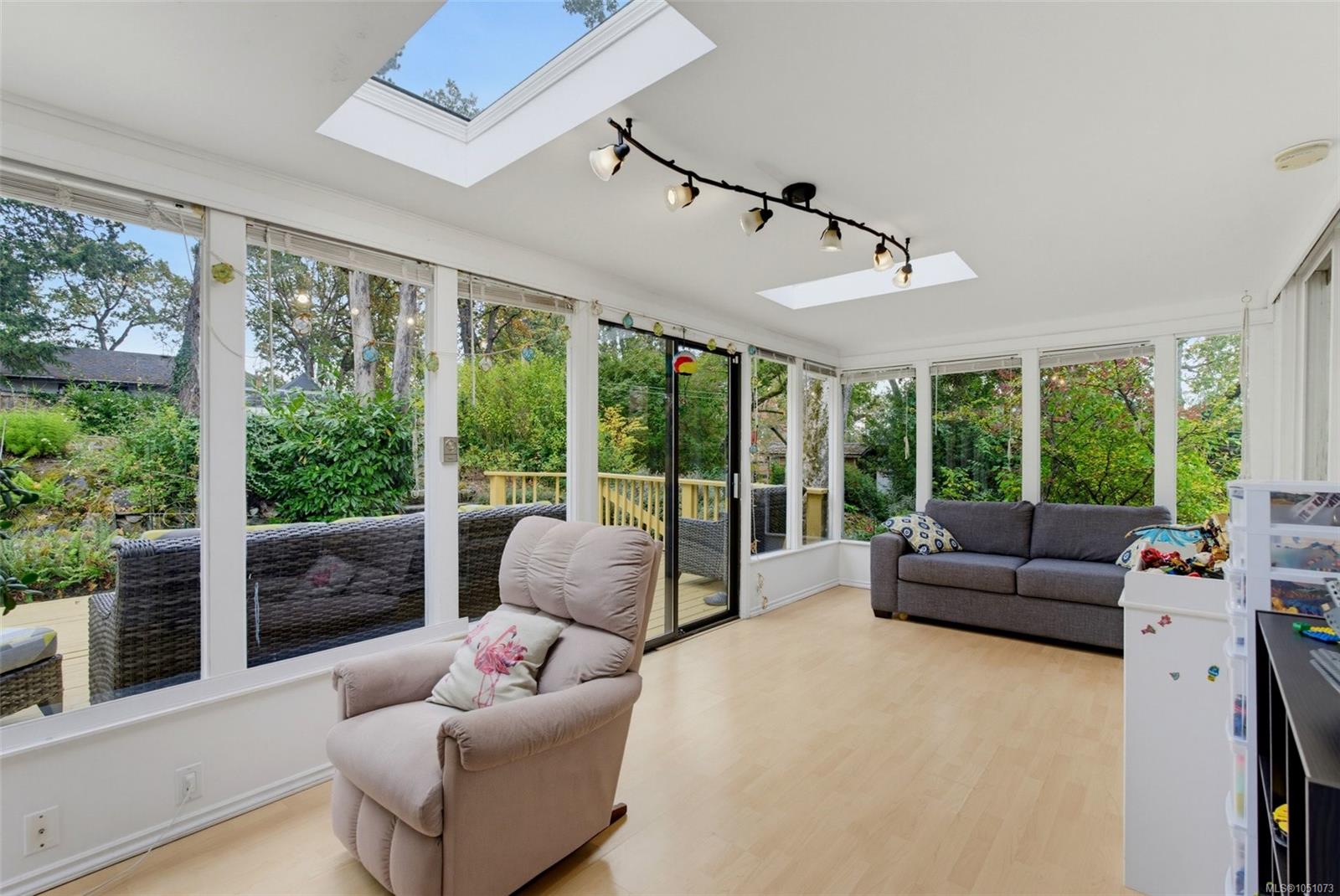 14 Eaton Ave — listing photo 4 of 40