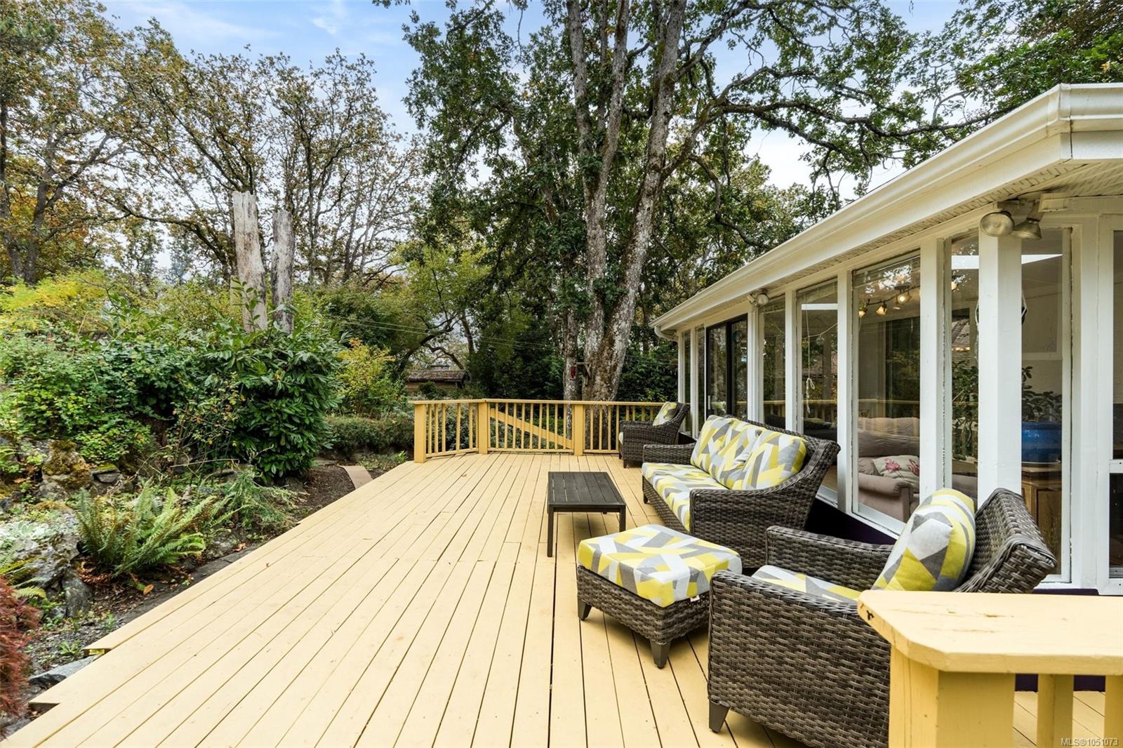 14 Eaton Ave — listing photo 5 of 40