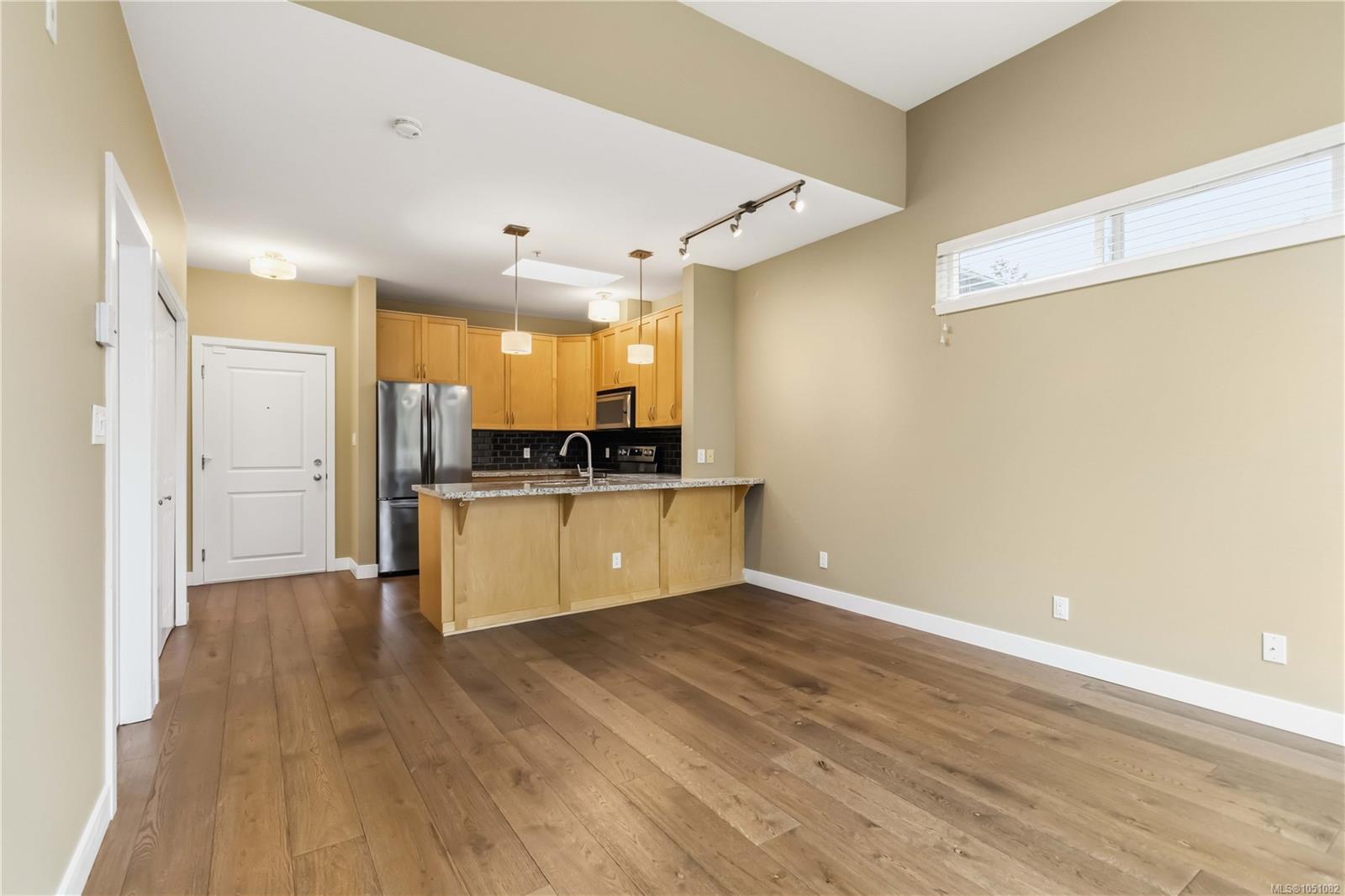 410-611 Goldstream Ave — listing photo 12 of 32