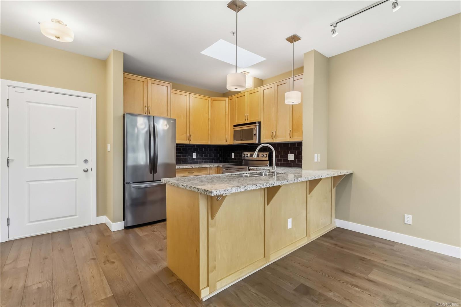 410-611 Goldstream Ave — listing photo 14 of 32