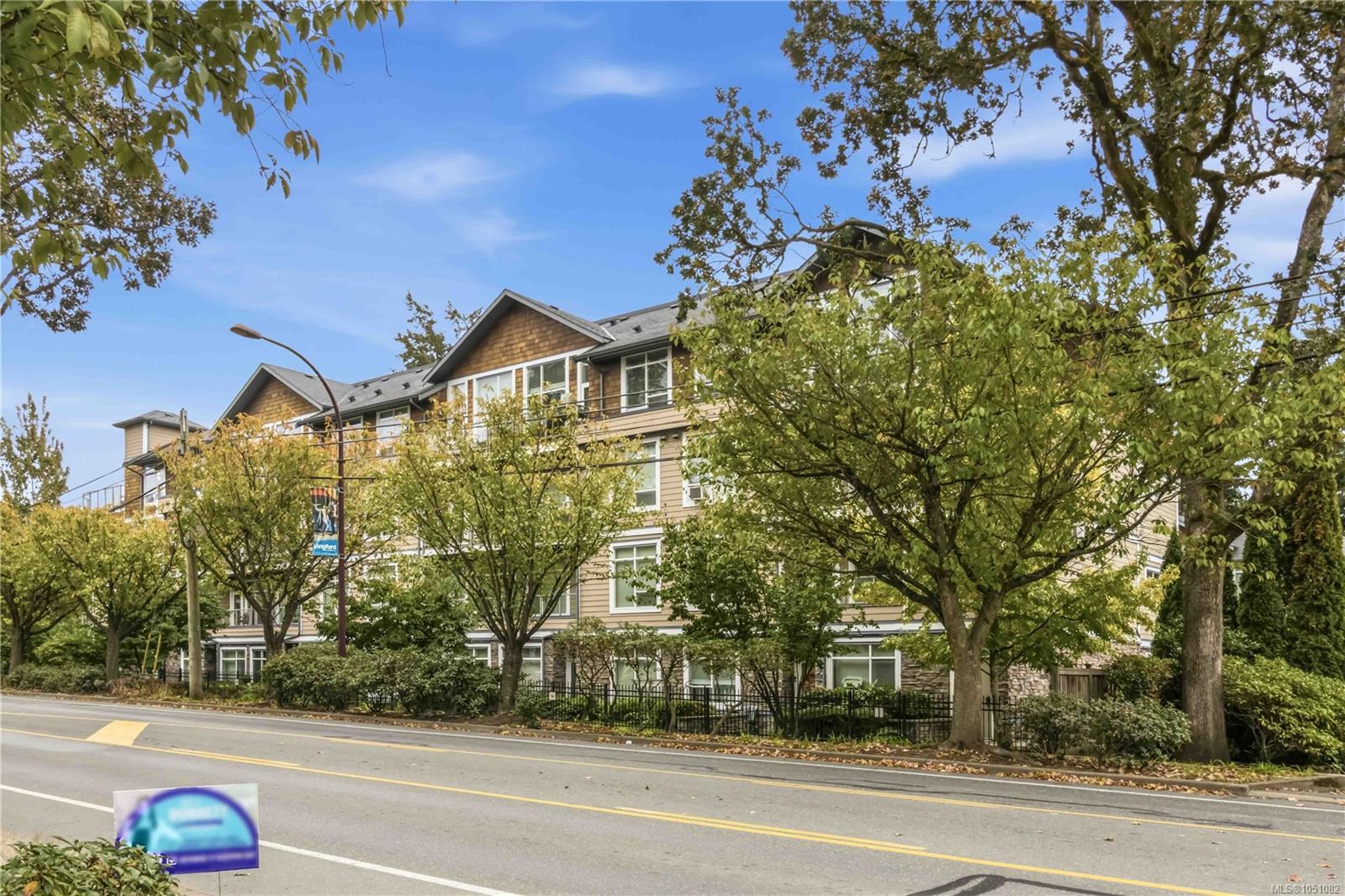 410-611 Goldstream Ave — listing photo 3 of 32