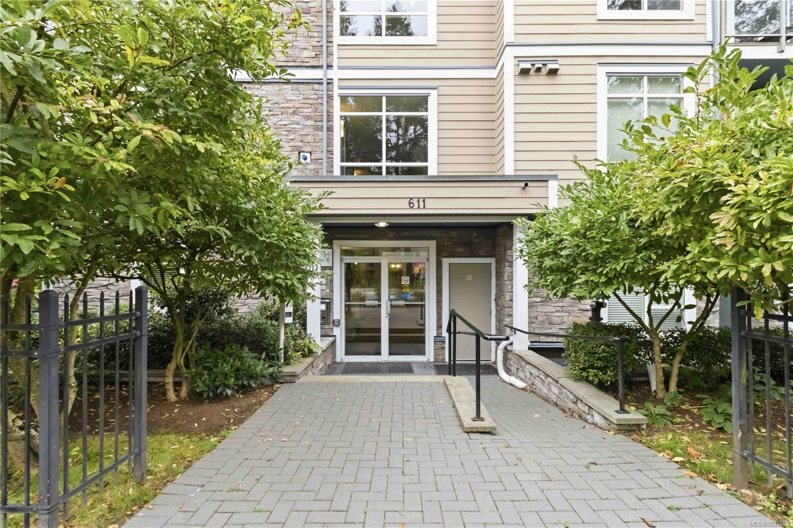 410-611 Goldstream Ave — listing photo 4 of 32