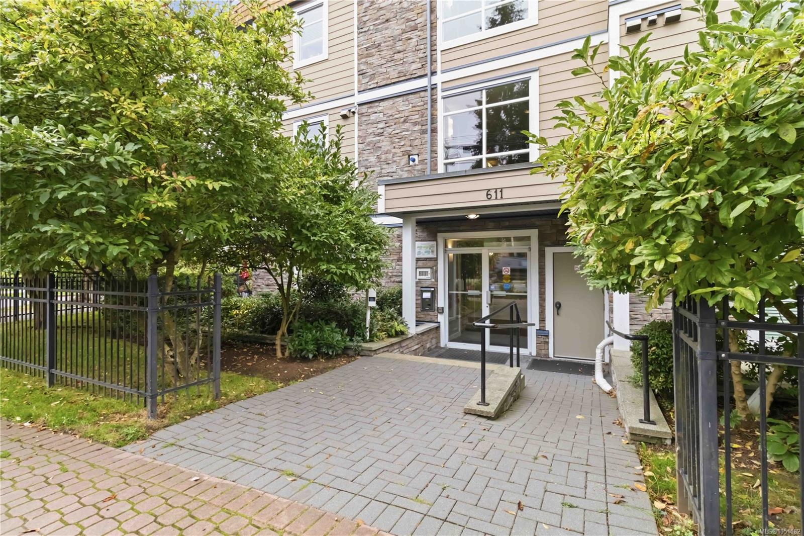 410-611 Goldstream Ave — listing photo 6 of 32