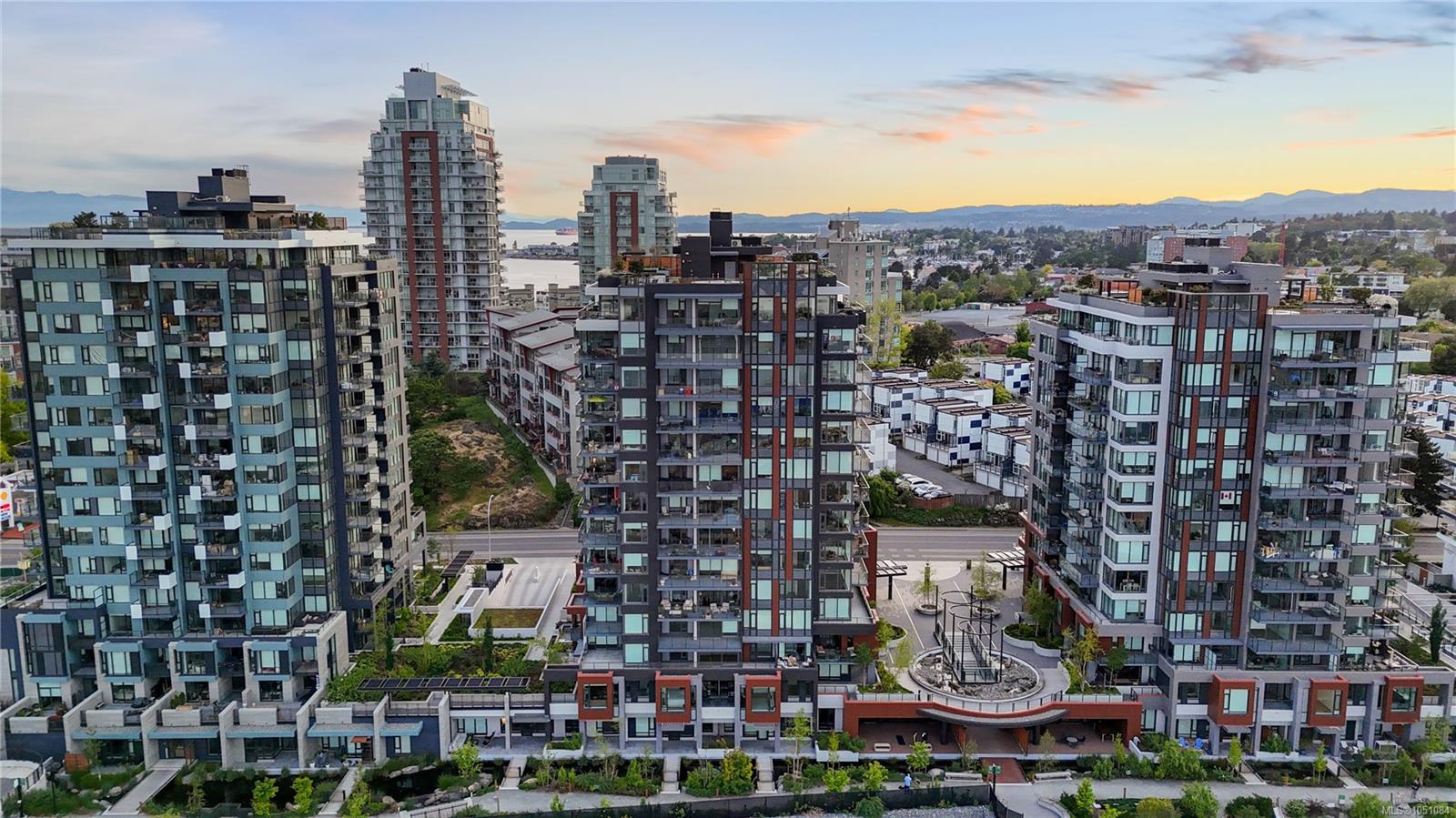 408-363 Tyee Rd — listing photo 3 of 57