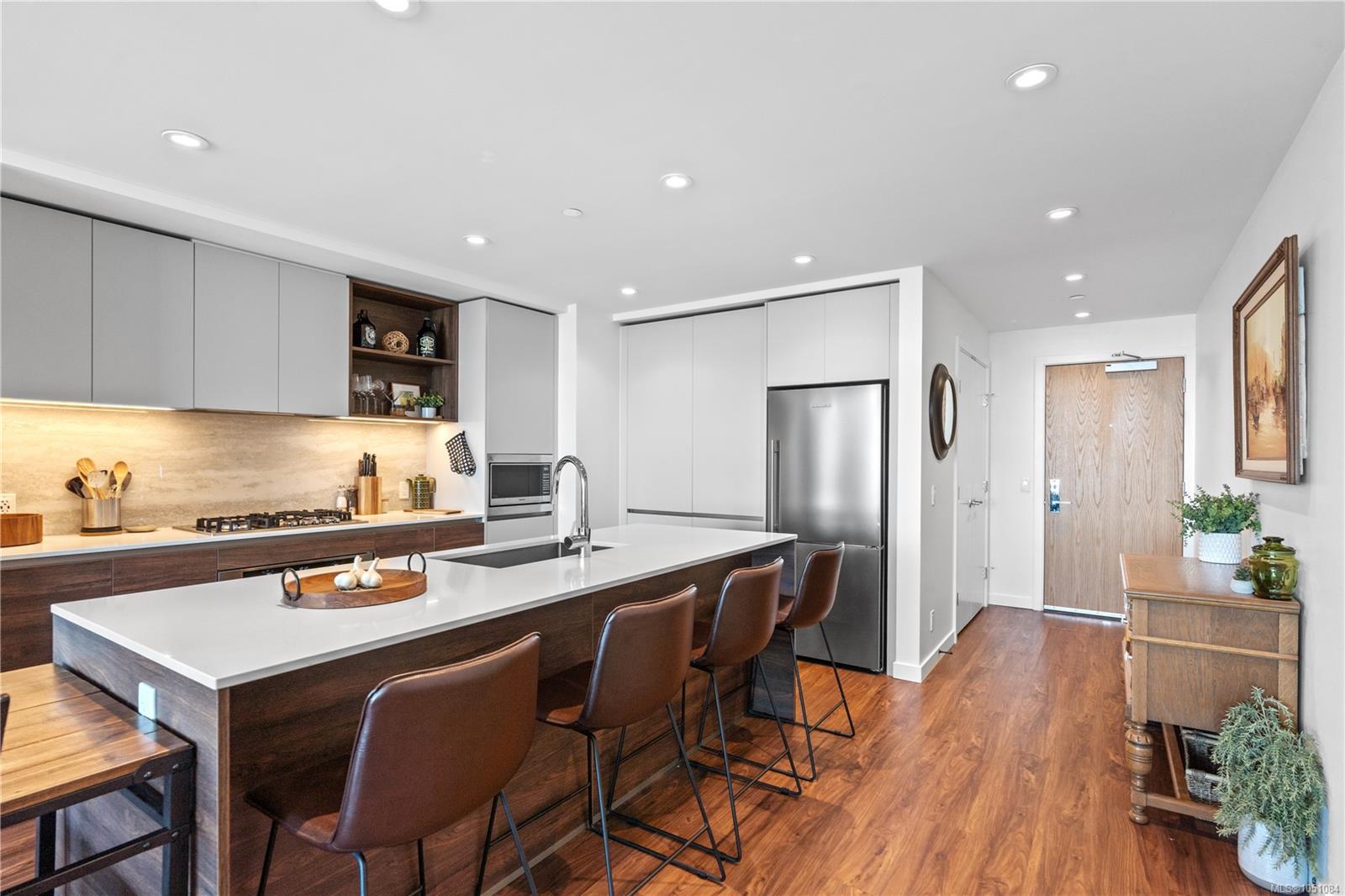 408-363 Tyee Rd — listing photo 9 of 57