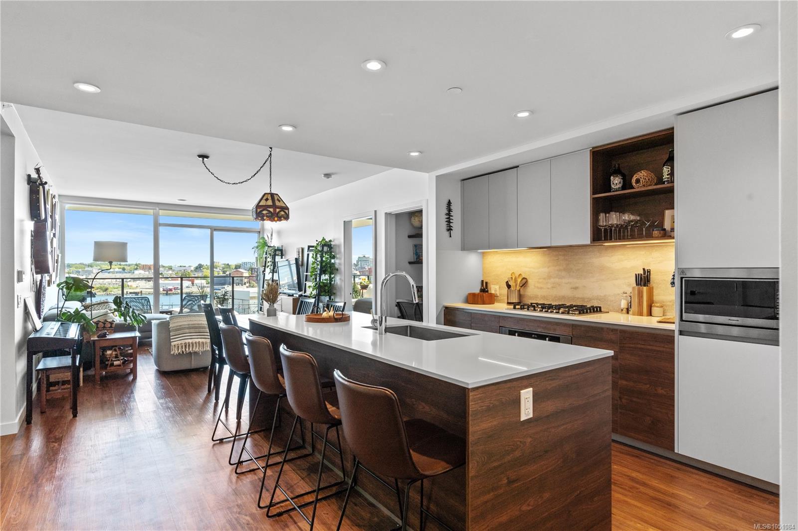 408-363 Tyee Rd — listing photo 10 of 57