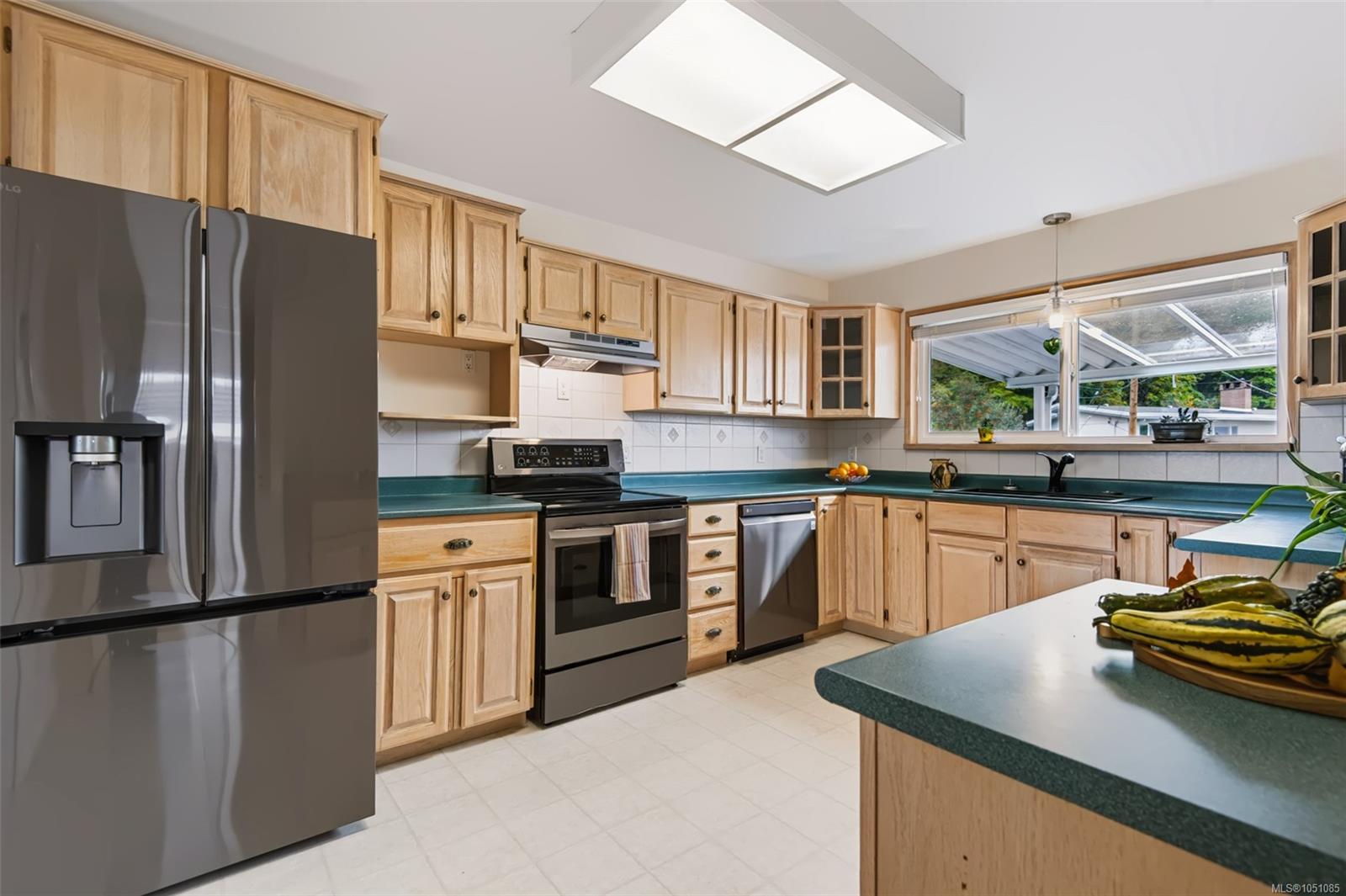 3630 Waterhouse St — listing photo 9 of 35