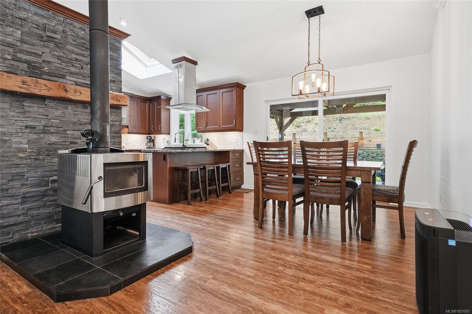 1580 Meadowood Way — listing photo 5 of 68