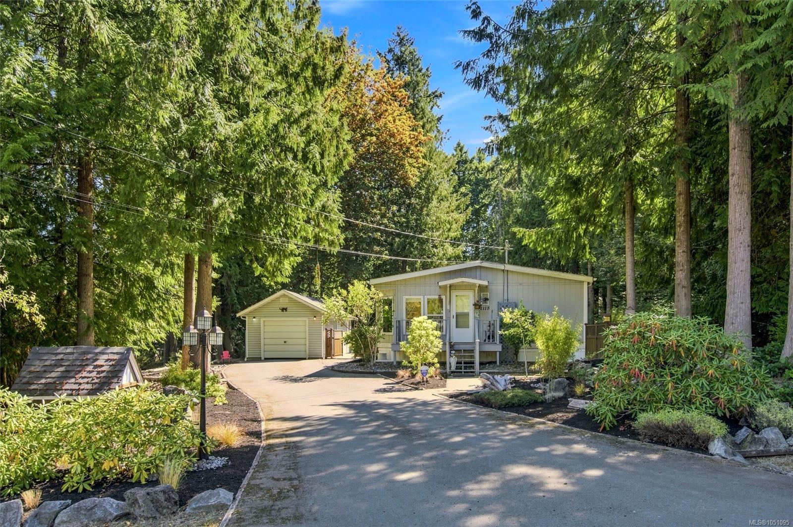 1115 Symons Cres — listing photo 3 of 43
