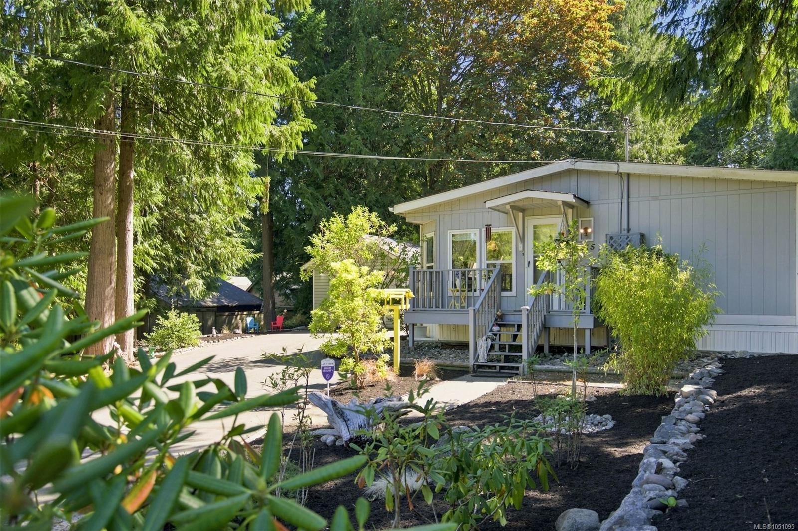 1115 Symons Cres — listing photo 5 of 43