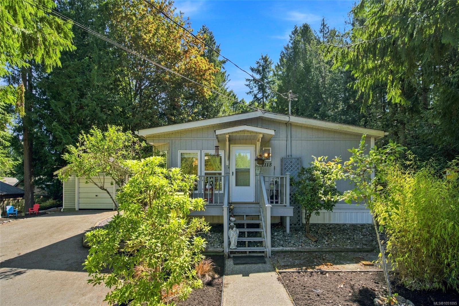 1115 Symons Cres — listing photo 6 of 43