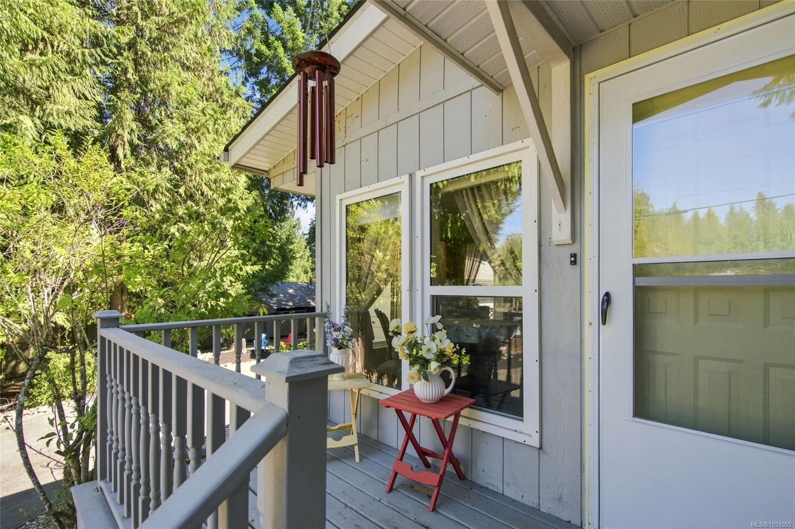 1115 Symons Cres — listing photo 7 of 43
