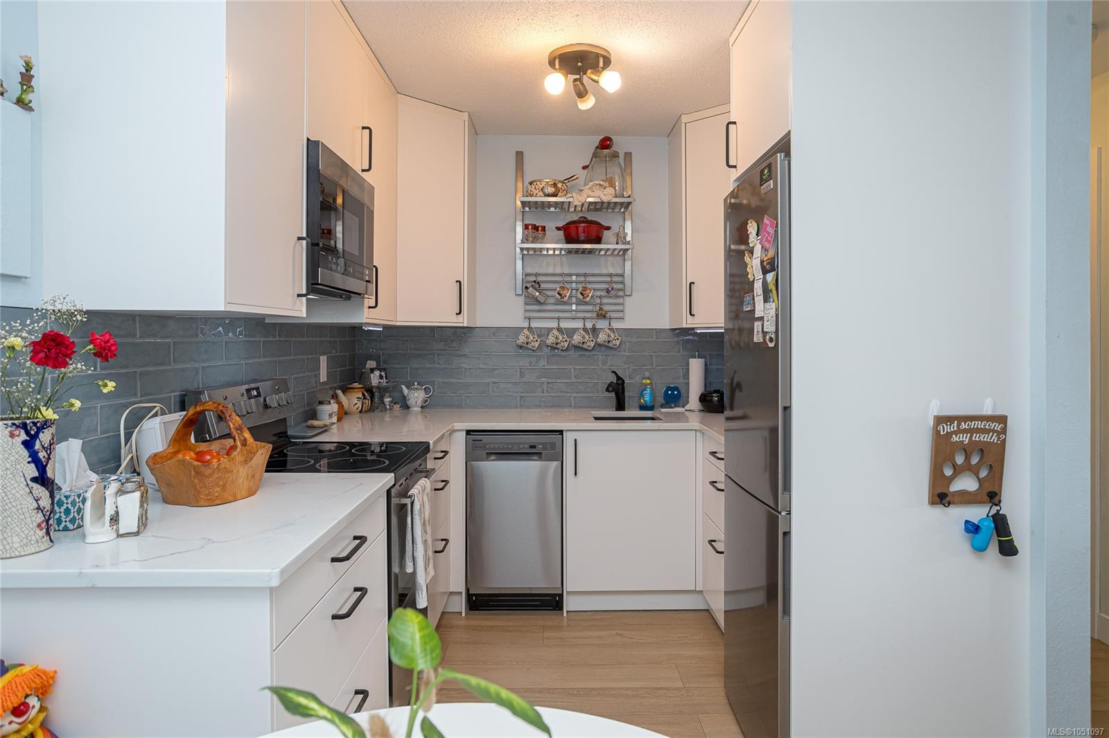 5-974 Dunford Ave — listing photo 11 of 22