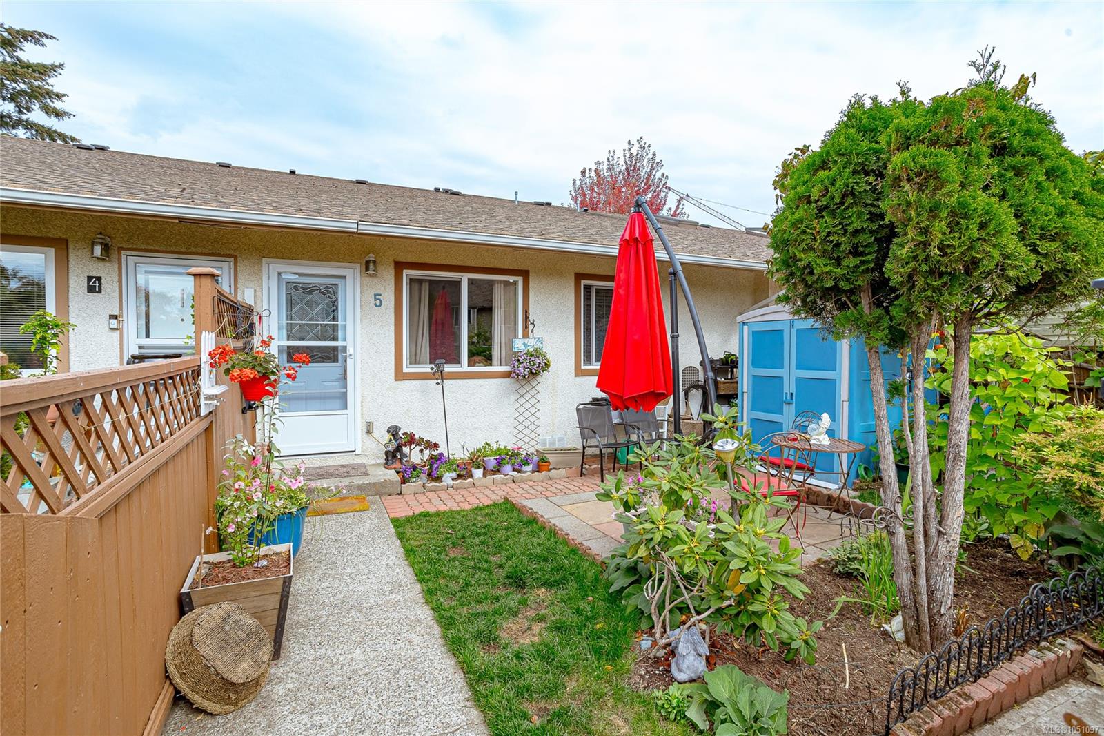 5-974 Dunford Ave — listing photo 3 of 22