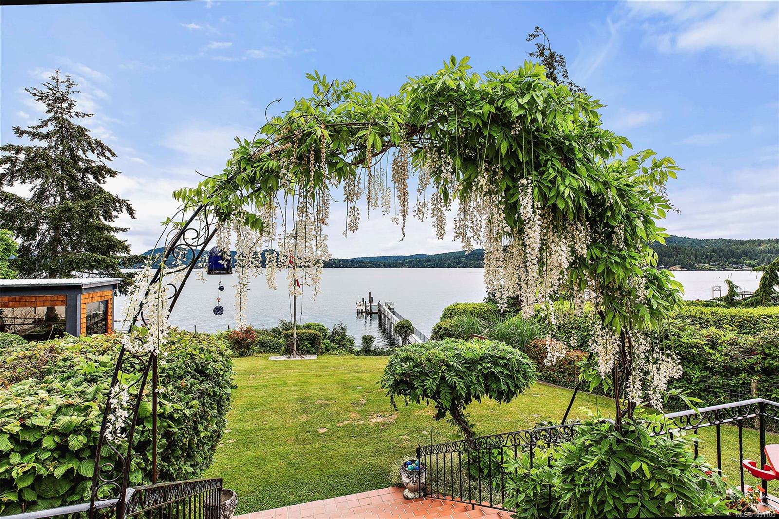 5957 Sooke Rd — listing photo 11 of 72
