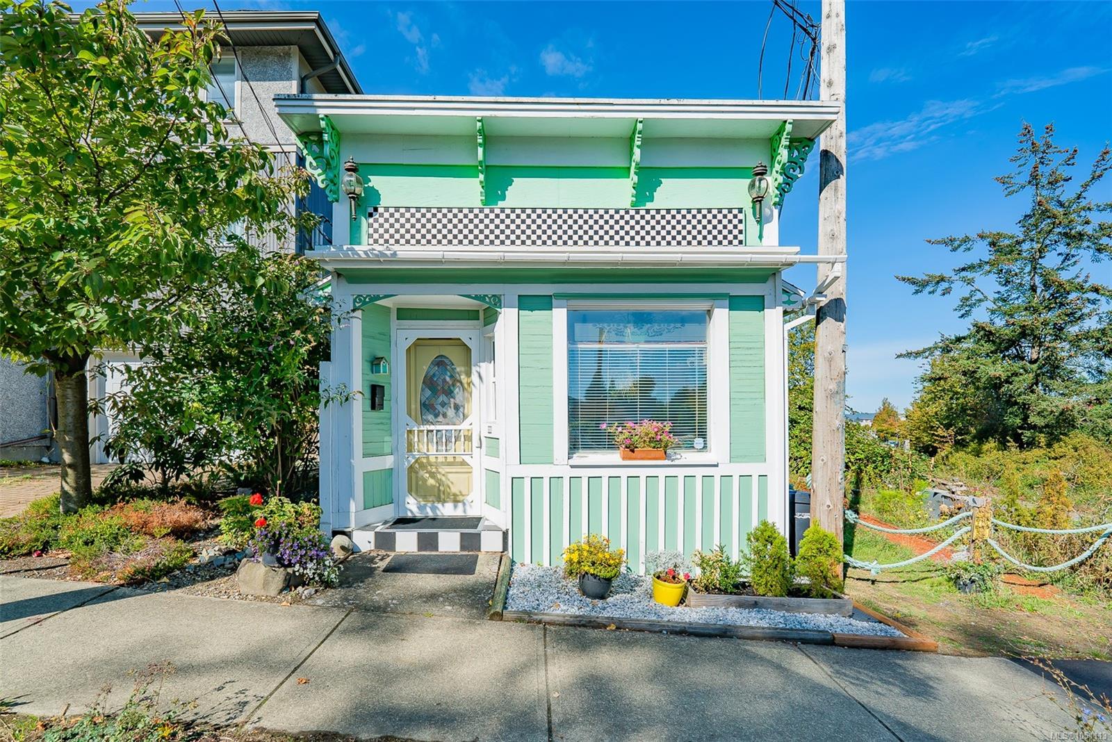 660 Albert St — listing photo 2 of 27