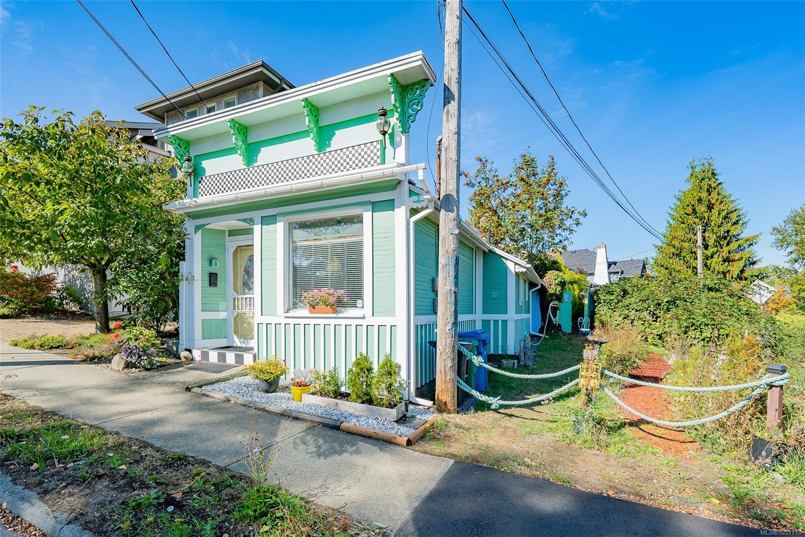 660 Albert St — listing photo 3 of 27
