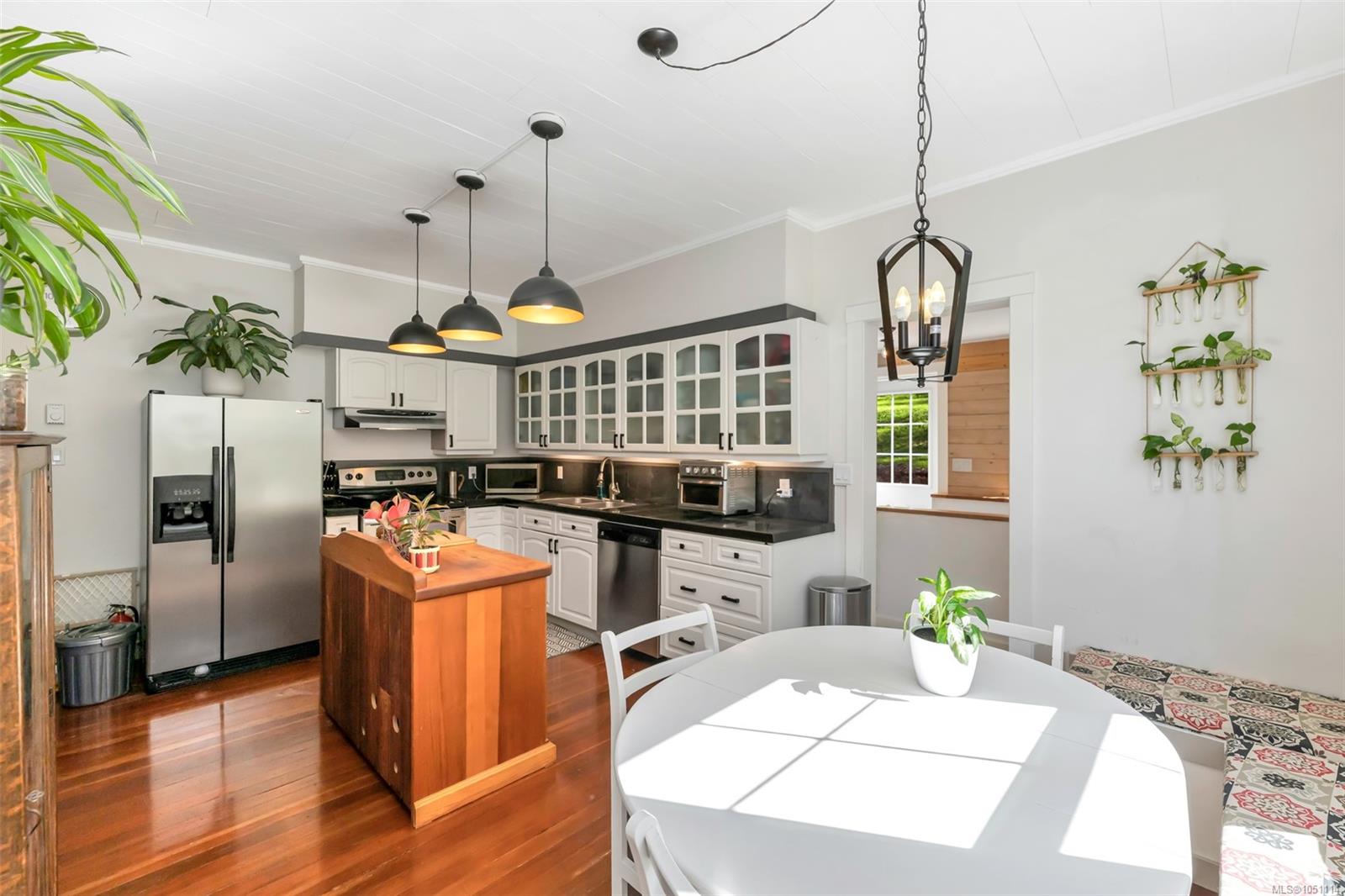 1029 Herd Rd — listing photo 7 of 67
