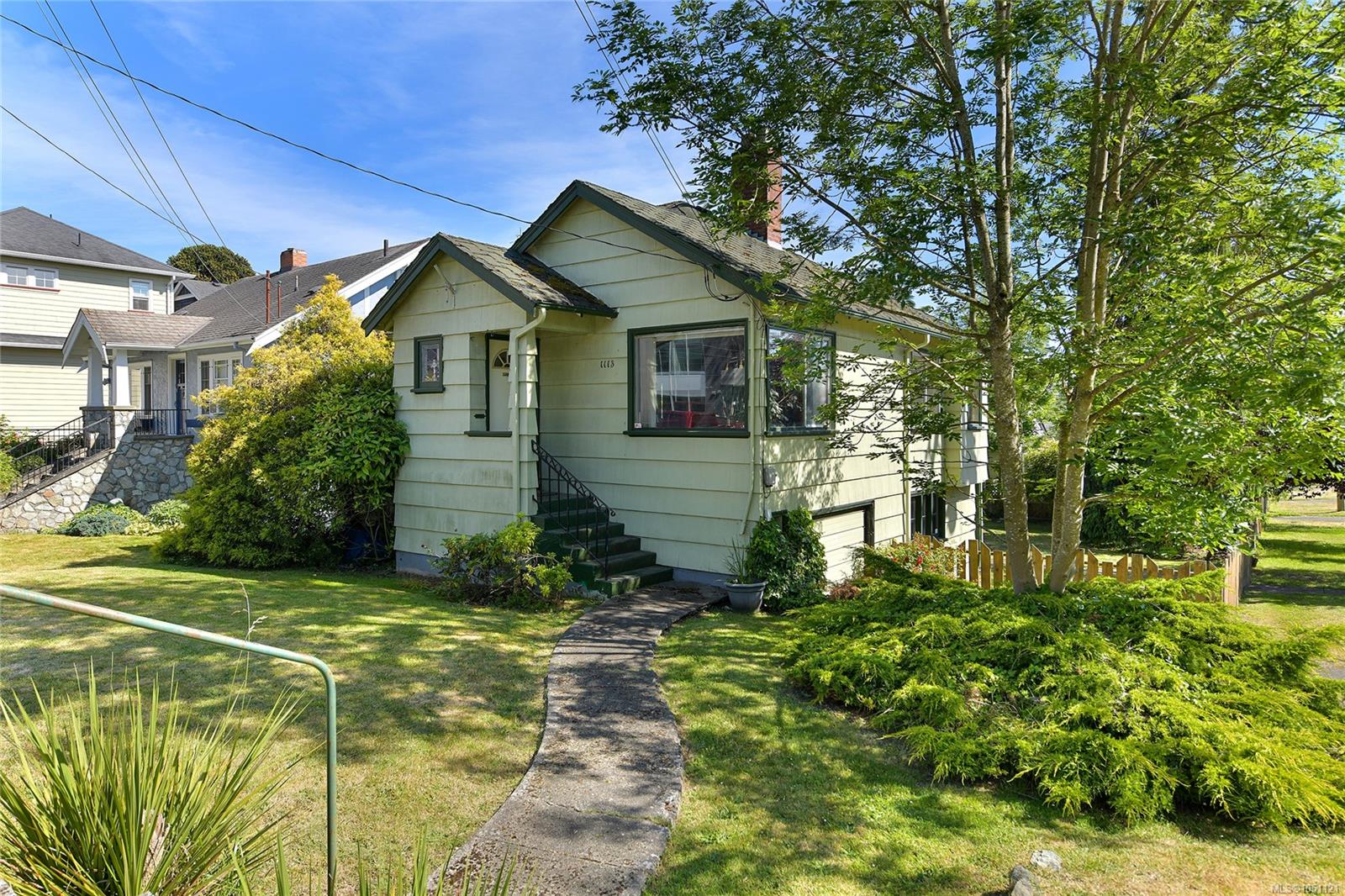 1113 Esquimalt Rd — listing photo 2 of 44