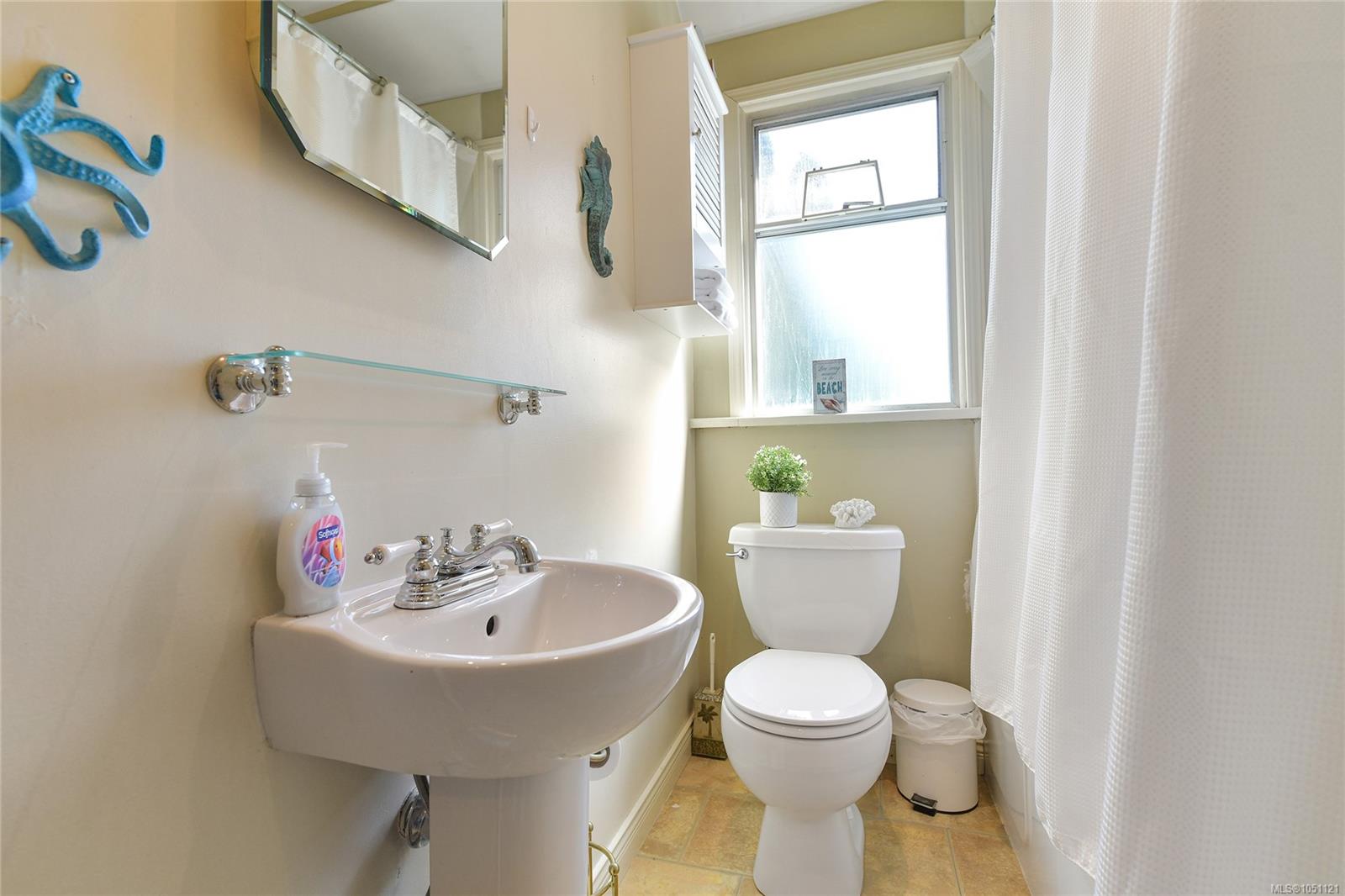 1113 Esquimalt Rd — listing photo 12 of 44