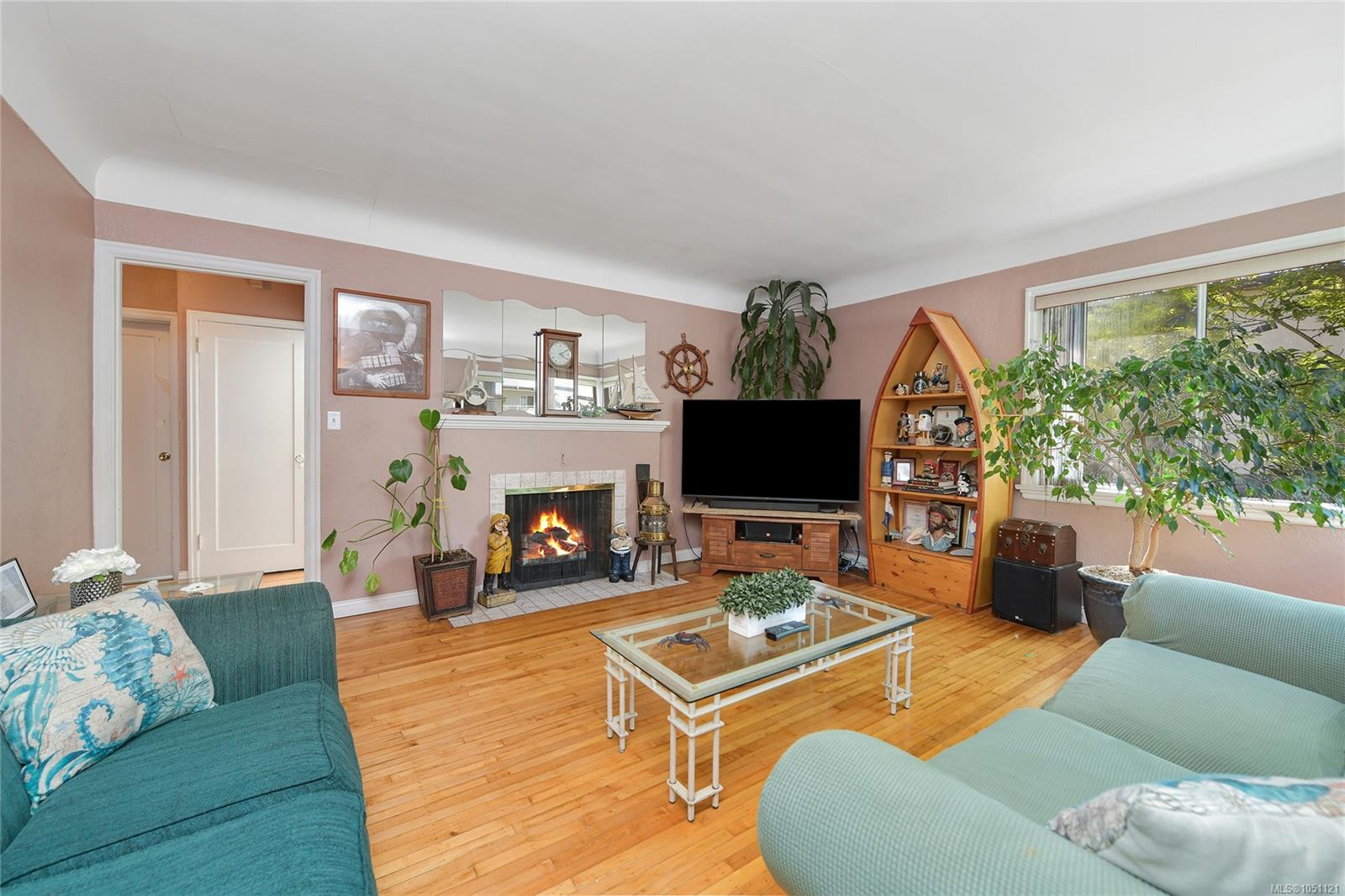1113 Esquimalt Rd — listing photo 4 of 44