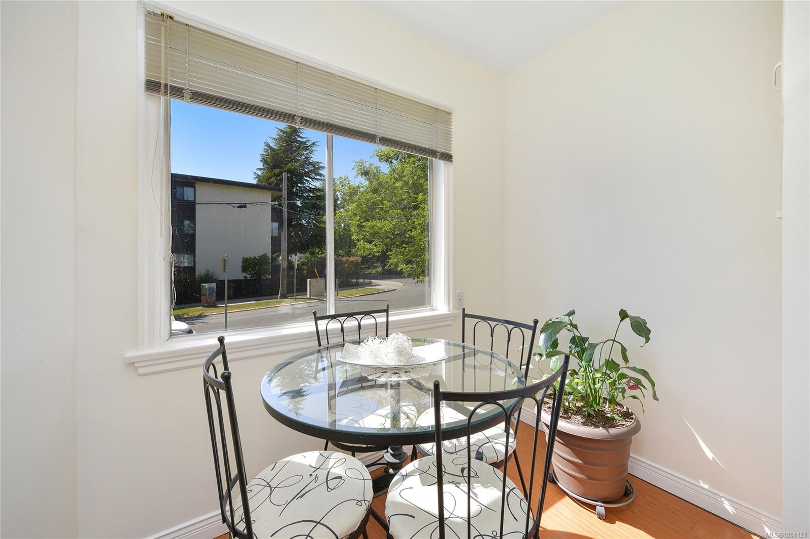 1113 Esquimalt Rd — listing photo 6 of 44