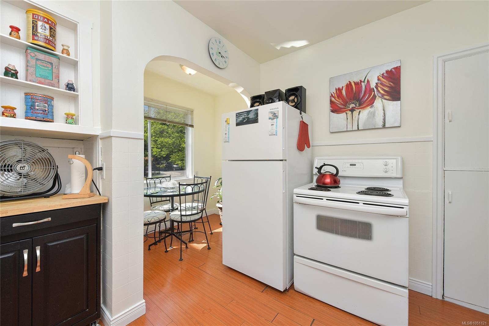 1113 Esquimalt Rd — listing photo 7 of 44