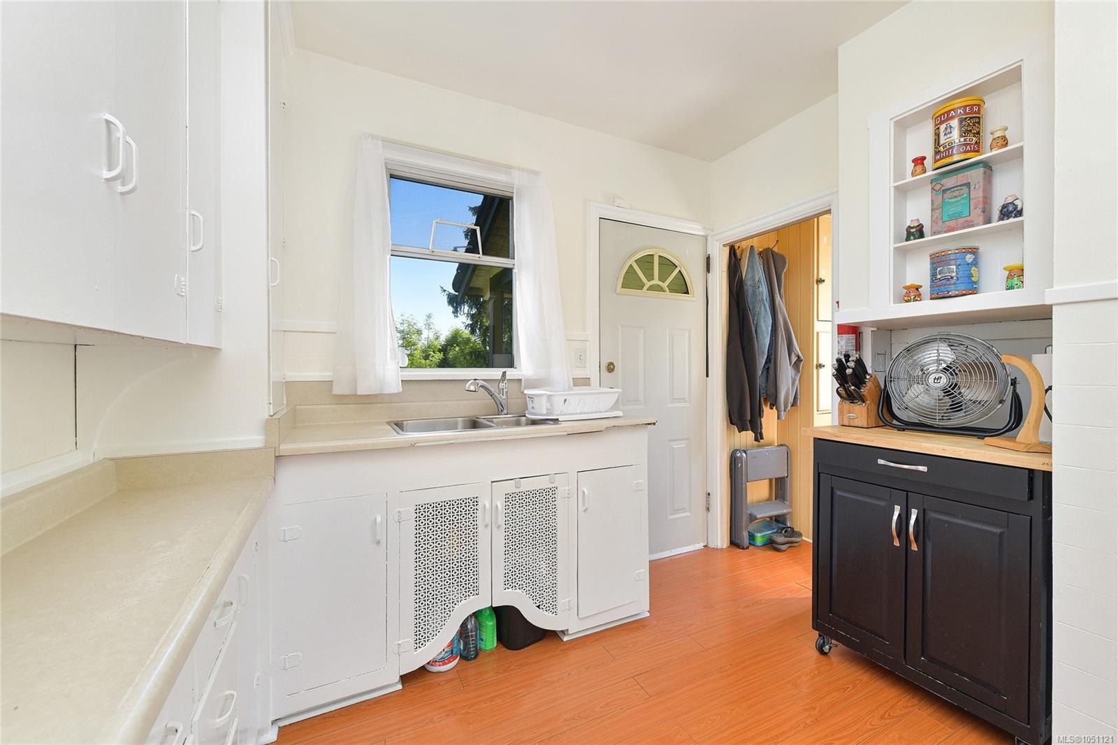 1113 Esquimalt Rd — listing photo 8 of 44