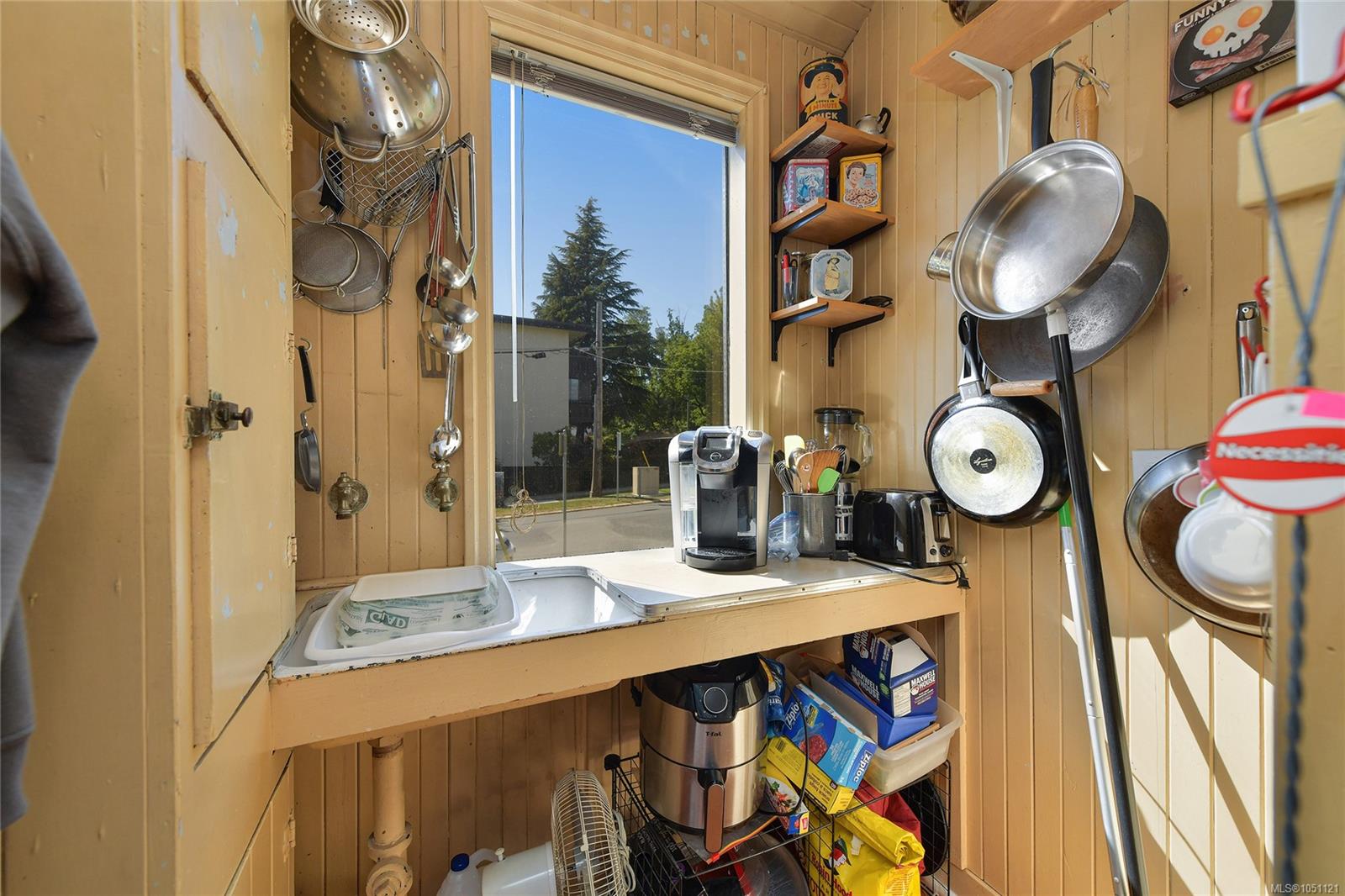 1113 Esquimalt Rd — listing photo 9 of 44