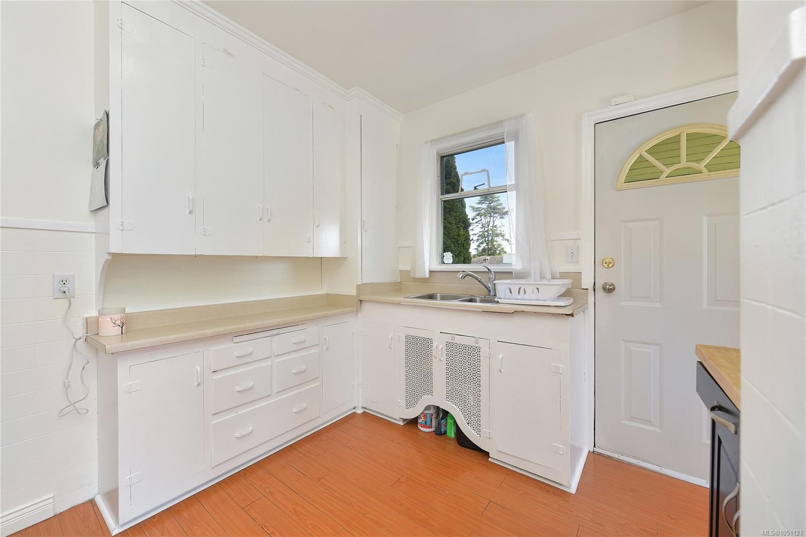 1113 Esquimalt Rd — listing photo 10 of 44