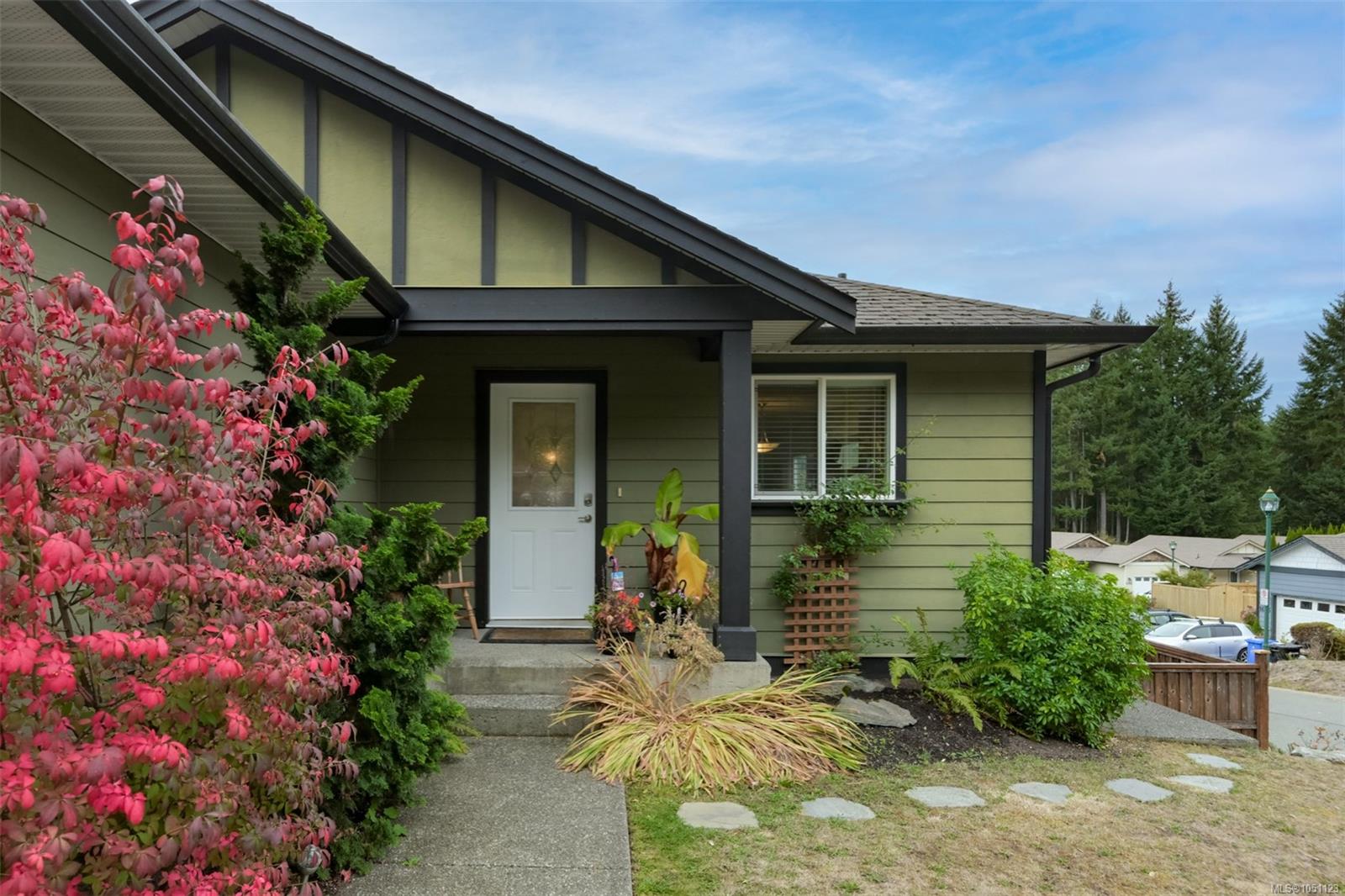 1084 Lisa Close — listing photo 4 of 51