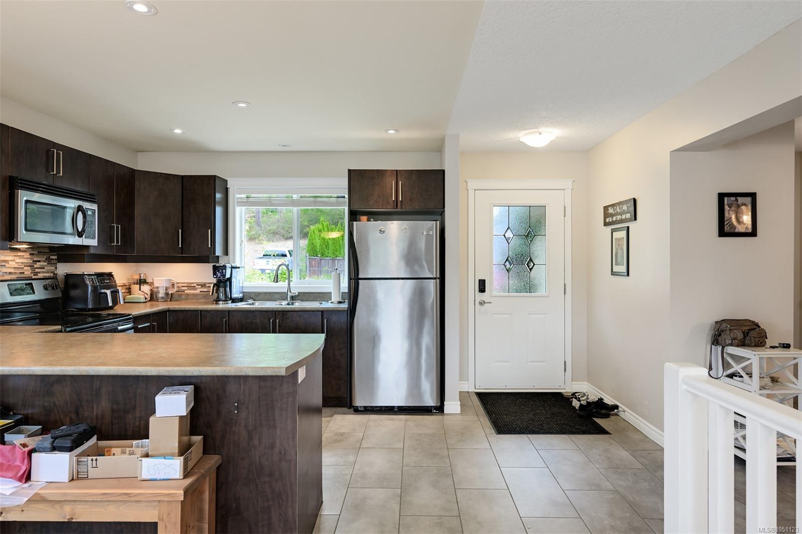 1084 Lisa Close — listing photo 6 of 51