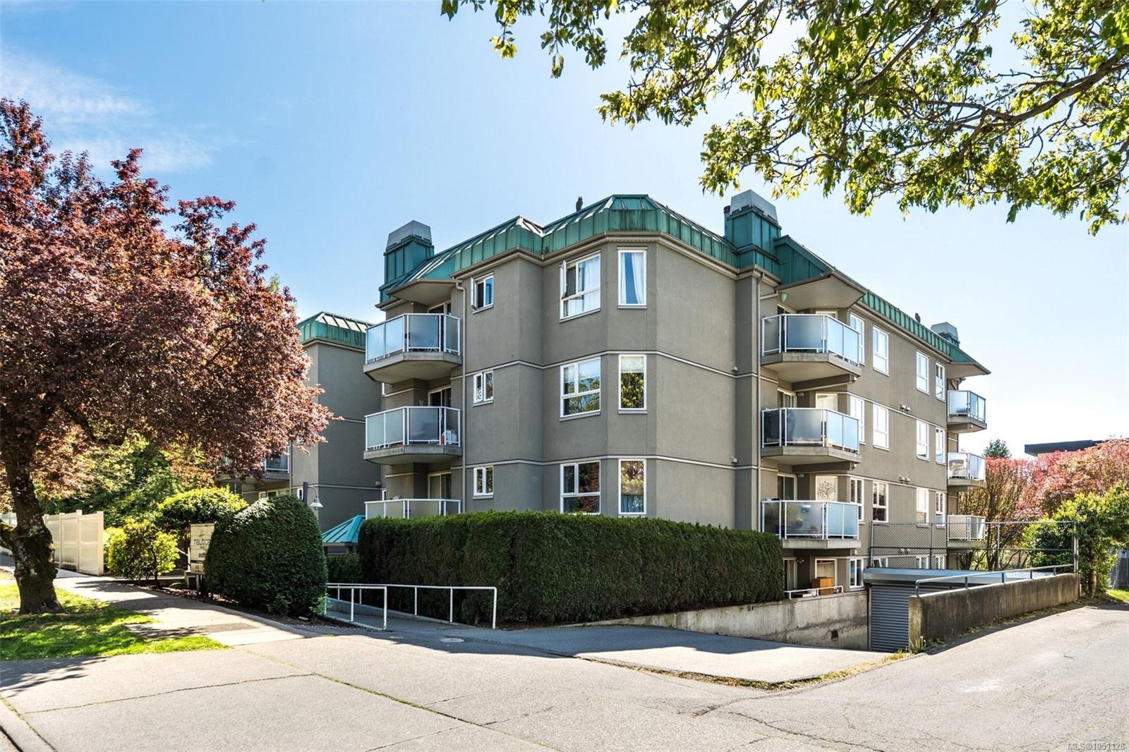 209-2520 Wark St — listing photo 3 of 28