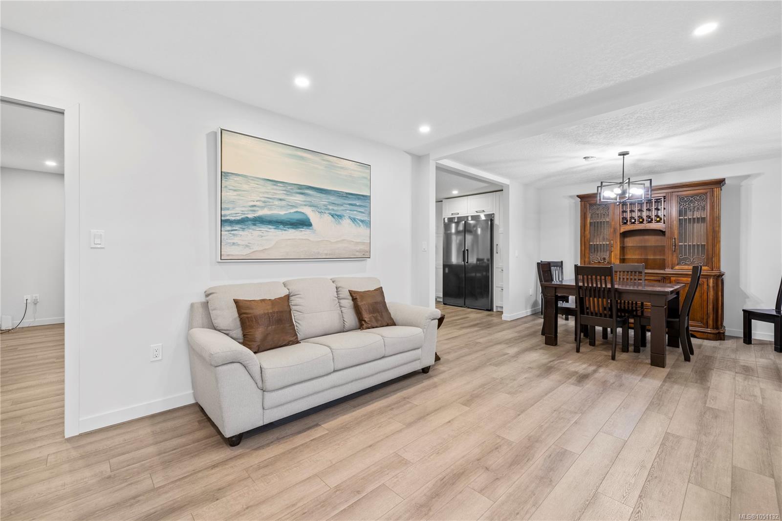 1350 Greenwood Way — listing photo 11 of 61