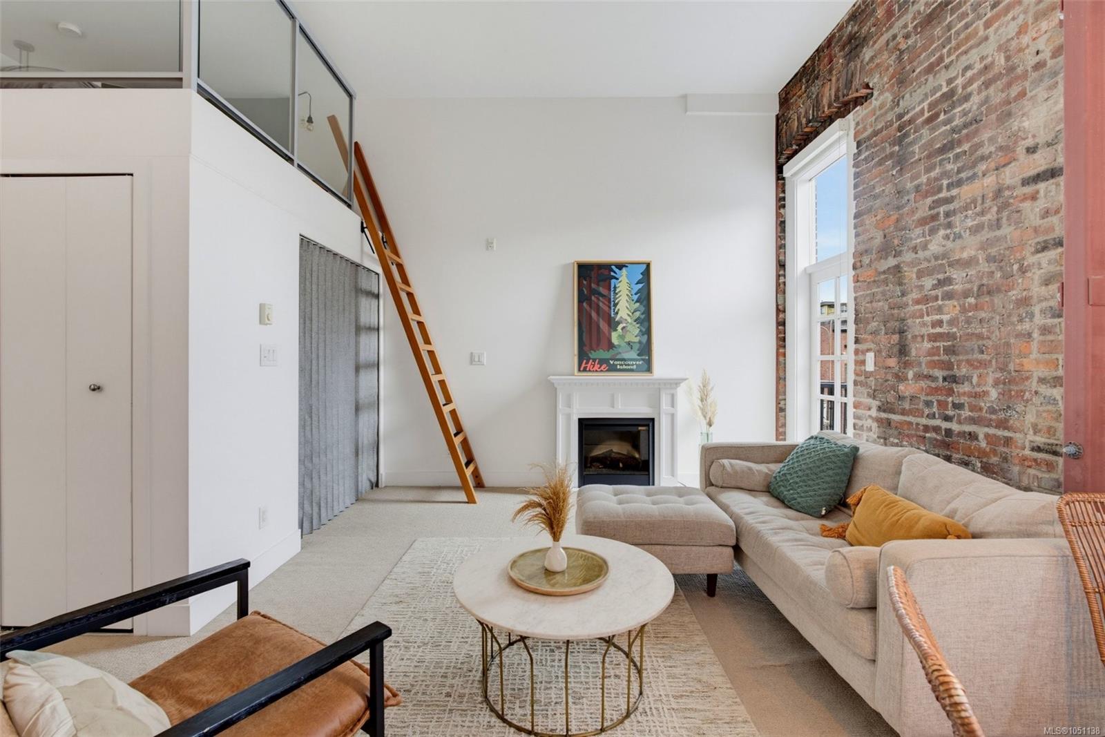 213-562 Yates St — listing photo 3 of 23