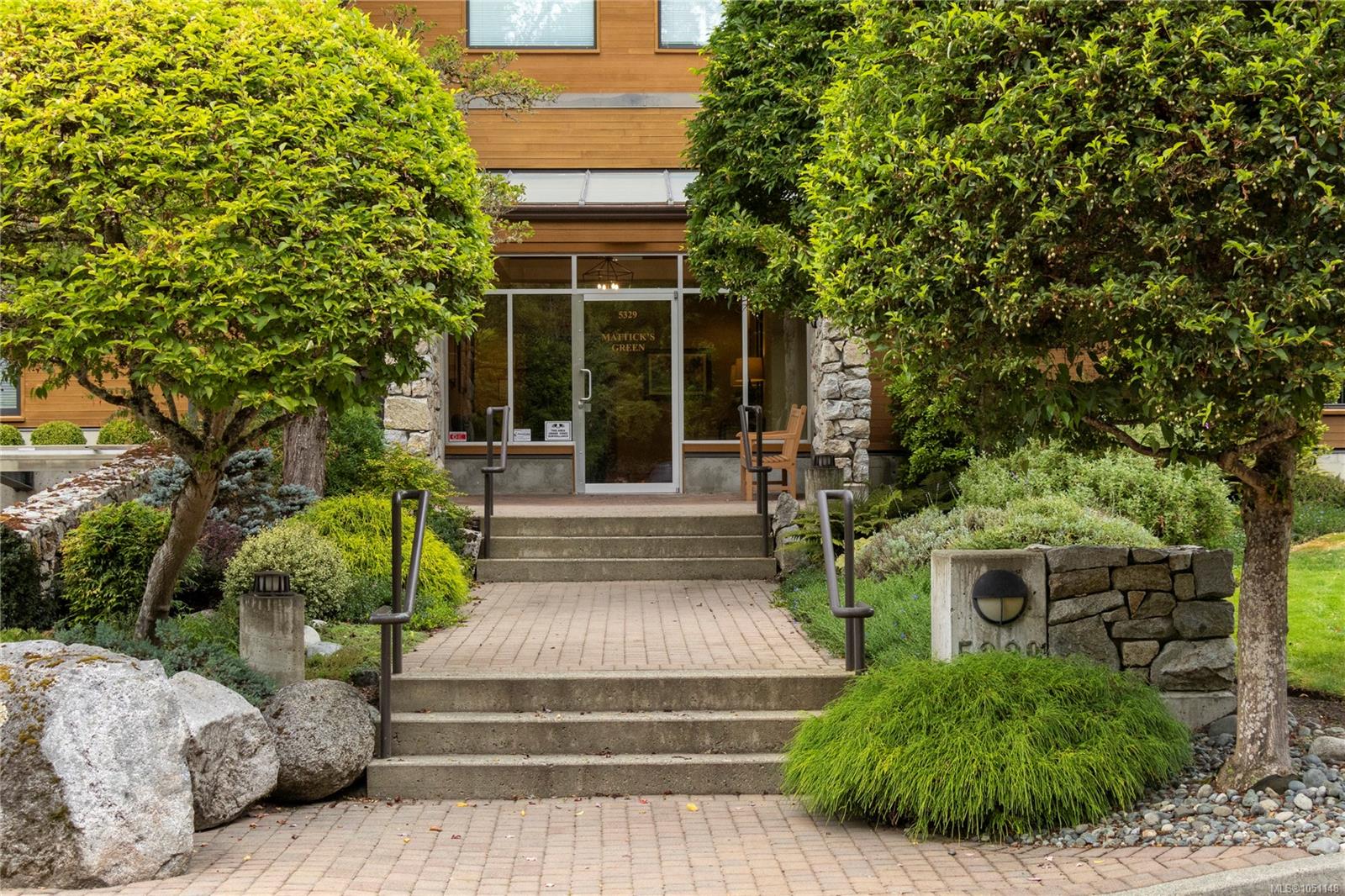 106-5329 Cordova Bay Rd — listing photo 3 of 43