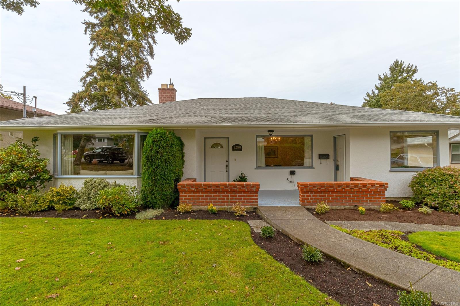 1280 Tracksell Ave — listing photo 2 of 39