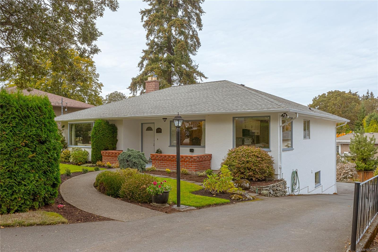 1280 Tracksell Ave — listing photo 4 of 39