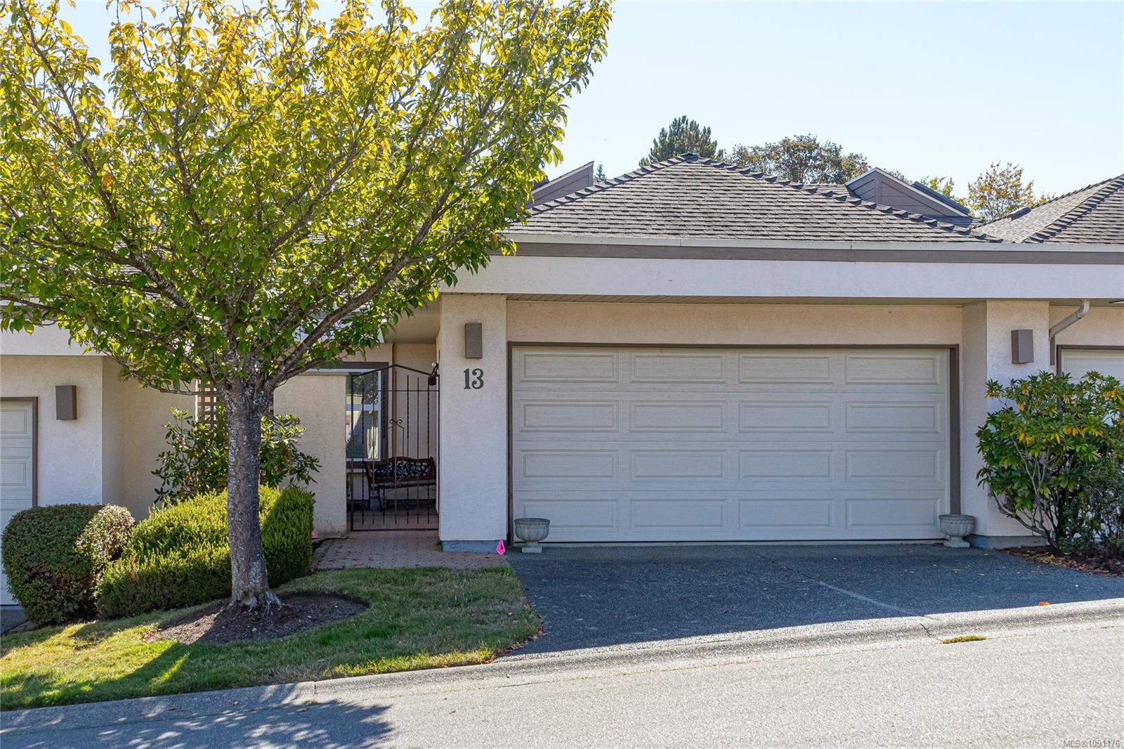 13-4318 Emily Carr Dr — listing photo 2 of 29