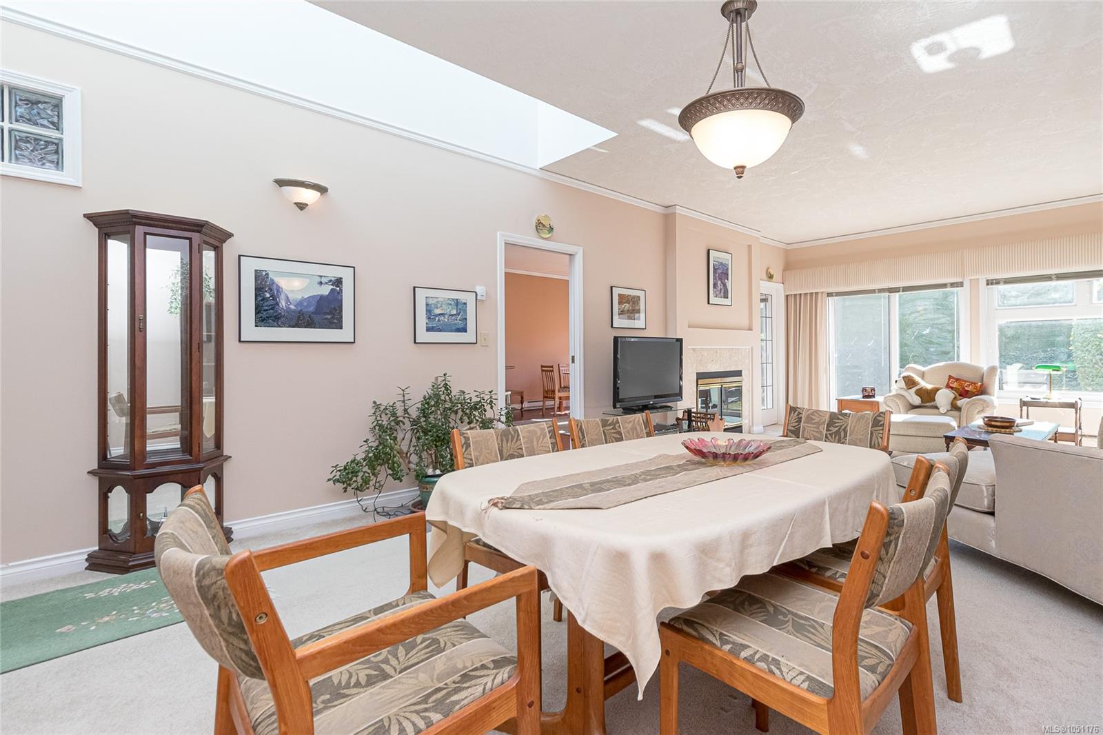 13-4318 Emily Carr Dr — listing photo 12 of 29