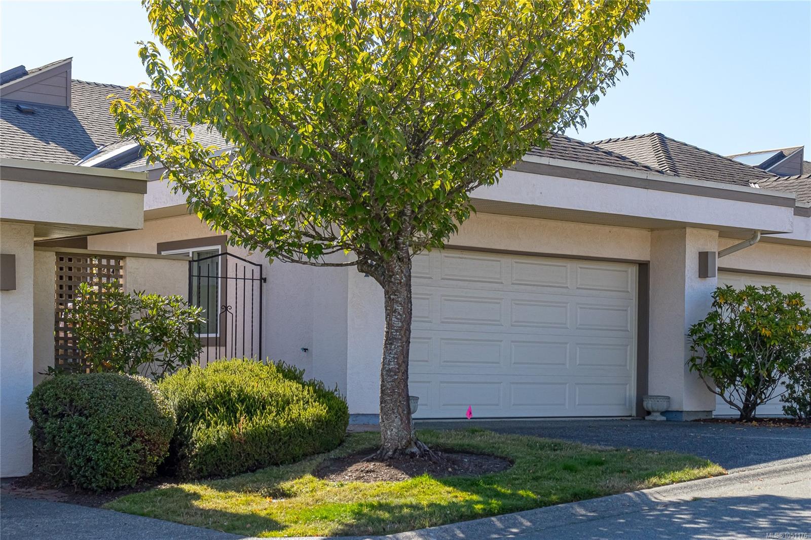 13-4318 Emily Carr Dr — listing photo 3 of 29