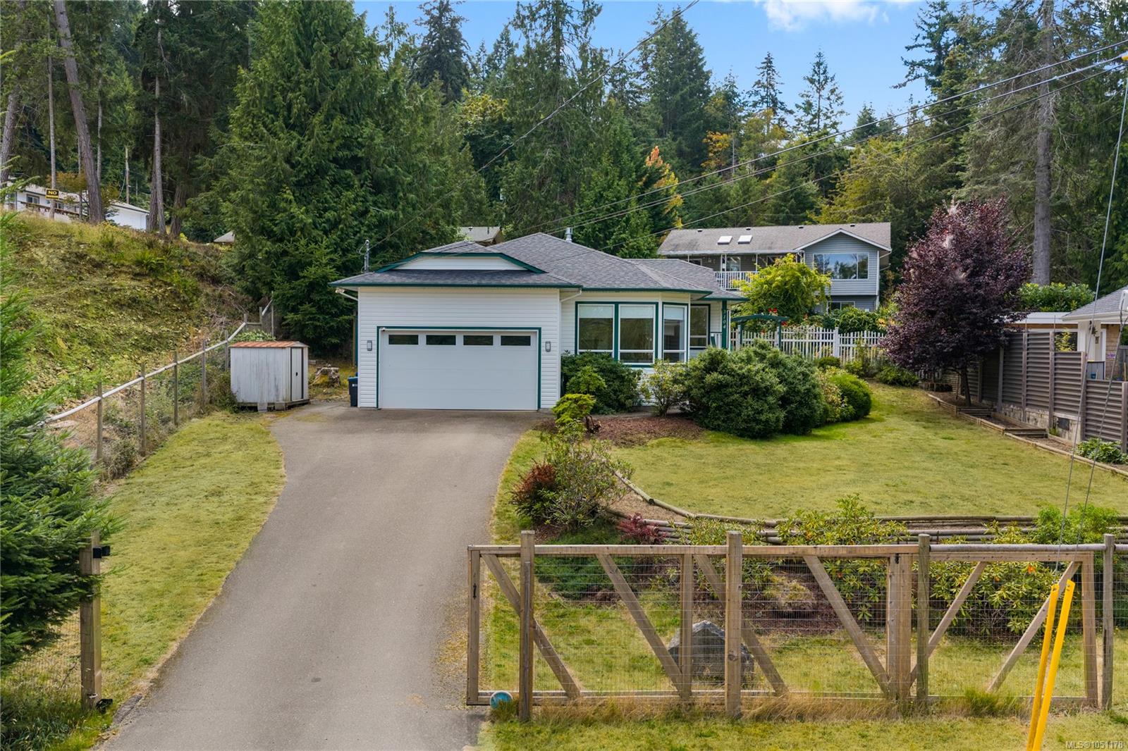 3104 Dolphin Dr photo 2