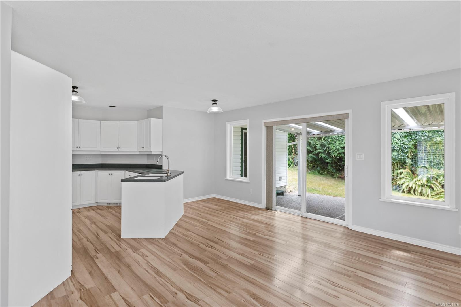 3104 Dolphin Dr — listing photo 11 of 38