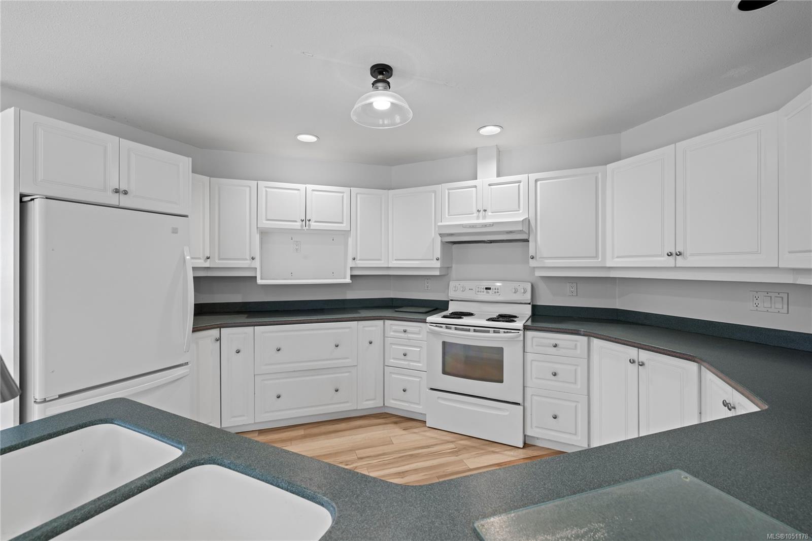 3104 Dolphin Dr — listing photo 12 of 38